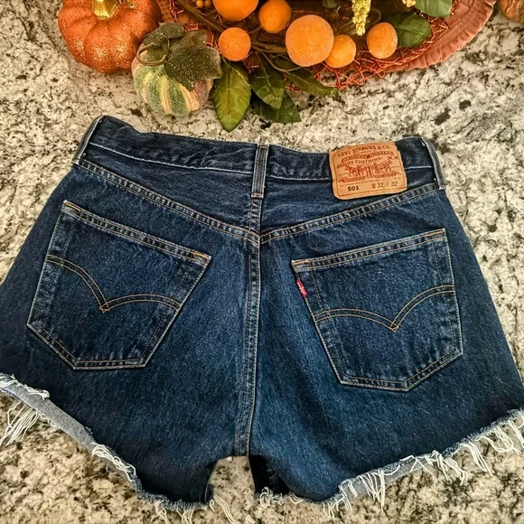Levi’s Denim Dark Wash Blue Jean Cutoffs  Shorts Women’s Size 32 euc - Picture 2 of 11